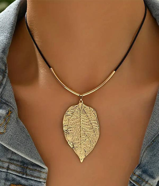 TEXTURED METAL LEAF PENDANT NECKLACE