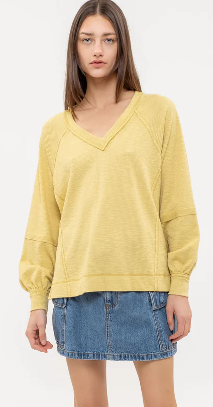 CONTRAST EXPOSED STITCH RIB KNIT TOP